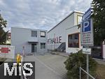 09.07.2025,  Bad Wrishofen im Unterallgu, Container fr die Grund- und Mittelschule sind aufgestellt, 
fr mehrere Jahre werden in der Grund- und Mittelschule Bad Wrishofen auch in Containern Schler unterrichtet, aus Platzmangel im Schulgebude Diese Container fr die Schulklassen stehen nun hier auf dem Parkplatz vor der Turnhalle. Bald ziehen die Schler und Lehrer hier ein. Die Wrishofer Schule platzt aus allen Nhten.