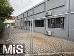 09.07.2025,  Bad Wrishofen im Unterallgu, Container fr die Grund- und Mittelschule sind aufgestellt, 
fr mehrere Jahre werden in der Grund- und Mittelschule Bad Wrishofen auch in Containern Schler unterrichtet, aus Platzmangel im Schulgebude Diese Container fr die Schulklassen stehen nun hier auf dem Parkplatz vor der Turnhalle. Bald ziehen die Schler und Lehrer hier ein. Die Wrishofer Schule platzt aus allen Nhten.