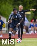 10.07.2025, Fussball 2. Bundesliga 2025/2026, Bad Wrishofen, 1.FC Magdeburg im Sommertrainingslager, Testspiel in Mindelheim (Unterallgu), FC Magdeburg - FC Zrich, hi: Trainer Mitchell van der Gaag (FC Zrich) vorne: Umeh Emmanuel (Zrich) am Ball 