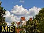 14.07.2025, Fssen im Allgu, Hohes Schloss in der Altstadt. Das gotische Hohe Schloss liegt auf einem Hgel ber der Altstadt von Fssen. Das Burgschloss gilt als eine der am besten erhaltenen mittelalterlichen Burganlagen in Bayern.