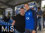 17.07.2025, Fussball 2. Bundesliga 2025/2026, Darmstadt 98 im Sommertrainingslager in Bad Wrishofen im Unterallgu, Testspiel: Darmstadt 98 - FC St.Gallen 1879, im Stadion Bad Wrishofen. Zu Besuch in der Kneippstadt beim Spiel, li: Torwarthandschuh-Papst Christoph Nowak (Popes-Glowes) mit einem Keeper den er ausrstet Alexander Brunst-Zllner (Darmstadt).