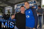 17.07.2025, Fussball 2. Bundesliga 2025/2026, Darmstadt 98 im Sommertrainingslager in Bad Wrishofen im Unterallgu, Testspiel: Darmstadt 98 - FC St.Gallen 1879, im Stadion Bad Wrishofen. Zu Besuch in der Kneippstadt beim Spiel, li: Torwarthandschuh-Papst Christoph Nowak (Popes-Glowes) mit einem Keeper den er ausrstet Alexander Brunst-Zllner (Darmstadt).