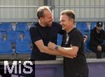 17.07.2025, Fussball 2. Bundesliga 2025/2026, Darmstadt 98 im Sommertrainingslager in Bad Wrishofen im Unterallgu, Testspiel: Darmstadt 98 - FC St.Gallen 1879, im Stadion Bad Wrishofen. Hoher sportlicher Besuch in der Kneippstadt beim Spiel, li: Geschftsfhrer Michael Strll (FC Augsburg) umarmt am Spielfeldrand seinen ehemaligen Trainer des Bundesligisten FCA, Enrico Maaen (St. Gallen), der beim Schweizer Erstligisten als Coach engagiert wurde.