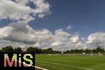 17.07.2025, Fussball 2. Bundesliga 2025/2026, Darmstadt 98 im Sommertrainingslager in Bad Wrishofen im Unterallgu, Testspiel: Darmstadt 98 - FC St.Gallen 1879, im Stadion Bad Wrishofen.  Vom nahen Flugplatz startet ein Privatflugzeug direkt ber den Sportplatz.