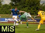 17.07.2025, Fussball 2. Bundesliga 2025/2026, Darmstadt 98 im Sommertrainingslager in Bad Wrishofen im Unterallgu, Testspiel: Darmstadt 98 - FC St.Gallen 1879, im Stadion Bad Wrishofen. v.li: Isac Lidberg (SV Darmstadt 98) gegen Tom Gaal (St. Gallen).
