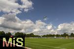 17.07.2025, Fussball 2. Bundesliga 2025/2026, Darmstadt 98 im Sommertrainingslager in Bad Wrishofen im Unterallgu, Testspiel: Darmstadt 98 - FC St.Gallen 1879, im Stadion Bad Wrishofen.  Vom nahen Flugplatz startet ein Privatflugzeug direkt ber den Sportplatz.