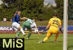 17.07.2025, Fussball 2. Bundesliga 2025/2026, Darmstadt 98 im Sommertrainingslager in Bad Wrishofen im Unterallgu, Testspiel: Darmstadt 98 - FC St.Gallen 1879, im Stadion Bad Wrishofen. v.li: Isac Lidberg (SV Darmstadt 98) gegen Tom Gaal (St. Gallen), Lukas Watkowiak (FC St. Gallen).