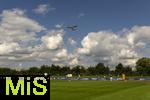 17.07.2025, Fussball 2. Bundesliga 2025/2026, Darmstadt 98 im Sommertrainingslager in Bad Wrishofen im Unterallgu, Testspiel: Darmstadt 98 - FC St.Gallen 1879, im Stadion Bad Wrishofen.  Vom nahen Flugplatz startet ein Privatflugzeug direkt ber den Sportplatz.