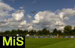 17.07.2025, Fussball 2. Bundesliga 2025/2026, Darmstadt 98 im Sommertrainingslager in Bad Wrishofen im Unterallgu, Testspiel: Darmstadt 98 - FC St.Gallen 1879, im Stadion Bad Wrishofen.  Vom nahen Flugplatz startet ein Privatflugzeug direkt ber den Sportplatz.