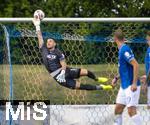 17.07.2025, Fussball 2. Bundesliga 2025/2026, Darmstadt 98 im Sommertrainingslager in Bad Wrishofen im Unterallgu, Testspiel: Darmstadt 98 - FC St.Gallen 1879, im Stadion Bad Wrishofen. Torwart Marcel Schuhen (SV Darmstadt 98) fliegt zum Ball.