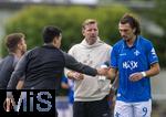 17.07.2025, Fussball 2. Bundesliga 2025/2026, Darmstadt 98 im Sommertrainingslager in Bad Wrishofen im Unterallgu, Testspiel: Darmstadt 98 - FC St.Gallen 1879, im Stadion Bad Wrishofen. v.li: Trainer Florian Kohfeldt (mitte, SV Darmstadt 98) gibt Fraser Hornby (SV Darmstadt 98) Anweisungen.