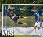 17.07.2025, Fussball 2. Bundesliga 2025/2026, Darmstadt 98 im Sommertrainingslager in Bad Wrishofen im Unterallgu, Testspiel: Darmstadt 98 - FC St.Gallen 1879, im Stadion Bad Wrishofen. Torwart Marcel Schuhen (SV Darmstadt 98) fliegt zum Ball.