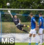 17.07.2025, Fussball 2. Bundesliga 2025/2026, Darmstadt 98 im Sommertrainingslager in Bad Wrishofen im Unterallgu, Testspiel: Darmstadt 98 - FC St.Gallen 1879, im Stadion Bad Wrishofen. Torwart Marcel Schuhen (SV Darmstadt 98) fliegt zum Ball.