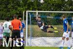 17.07.2025, Fussball 2. Bundesliga 2025/2026, Darmstadt 98 im Sommertrainingslager in Bad Wrishofen im Unterallgu, Testspiel: Darmstadt 98 - FC St.Gallen 1879, im Stadion Bad Wrishofen. Torwart Marcel Schuhen (SV Darmstadt 98) fliegt zum Ball.