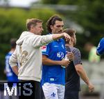 17.07.2025, Fussball 2. Bundesliga 2025/2026, Darmstadt 98 im Sommertrainingslager in Bad Wrishofen im Unterallgu, Testspiel: Darmstadt 98 - FC St.Gallen 1879, im Stadion Bad Wrishofen. v.li: Trainer Florian Kohfeldt (SV Darmstadt 98) gibt Fraser Hornby (SV Darmstadt 98) Anweisungen.