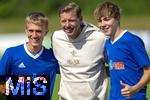 17.07.2025, Fussball 2. Bundesliga 2025/2026, Darmstadt 98 im Sommertrainingslager in Bad Wrishofen im Unterallgu, Testspiel: Darmstadt 98 - FC St.Gallen 1879, im Stadion Bad Wrishofen.  mitte: Trainer Florian Kohfeldt (SV Darmstadt 98) macht ein Foto mit den wrishofener Fans am Spielfeldrand 