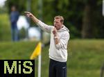 17.07.2025, Fussball 2. Bundesliga 2025/2026, Darmstadt 98 im Sommertrainingslager in Bad Wrishofen im Unterallgu, Testspiel: Darmstadt 98 - FC St.Gallen 1879, im Stadion Bad Wrishofen. Trainer Florian Kohfeldt (SV Darmstadt 98) gibt Anweisungen, zeigt, gestikuliert, gibt Kommandos, Anweisungen, gibt Anweisungen, zeigend, gestikulierend, . 