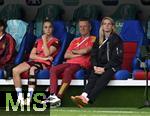 19.07.2025, UEFA Frauen-Europameisterschaft 2025 in der Schweiz. Viertelfinale, Frankreich - Deutschland, im St-Jakob-Park Basel (Schweiz). v.l. x, Giulia Gwinn (Deutschland), x und Nia Knzer (Deutschland). 