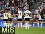 19.07.2025, UEFA Frauen-Europameisterschaft 2025 in der Schweiz. Viertelfinale, Frankreich - Deutschland, im St-Jakob-Park Basel (Schweiz). Schiedsrichterin Referee Tess Olofsson (Schweden) zeigt Kathrin Hendrich (Deutschland) die rote Karte