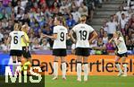 19.07.2025, UEFA Frauen-Europameisterschaft 2025 in der Schweiz. Viertelfinale, Frankreich - Deutschland, im St-Jakob-Park Basel (Schweiz). Schiedsrichterin Referee Tess Olofsson (Schweden) zeigt Kathrin Hendrich (Deutschland) die rote Karte