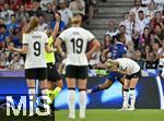 19.07.2025, UEFA Frauen-Europameisterschaft 2025 in der Schweiz. Viertelfinale, Frankreich - Deutschland, im St-Jakob-Park Basel (Schweiz). Schiedsrichterin Referee Tess Olofsson (Schweden) zeigt Kathrin Hendrich (Deutschland) die rote Karte