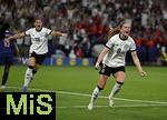 19.07.2025, UEFA Frauen-Europameisterschaft 2025 in der Schweiz. Viertelfinale, Frankreich - Deutschland, im St-Jakob-Park Basel (Schweiz). v.l. Giovanna Hoffmann (Deutschland) und Sjoeke Nsken (Deutschland) jubeln .