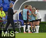 19.07.2025, UEFA Frauen-Europameisterschaft 2025 in der Schweiz. Viertelfinale, Frankreich - Deutschland, im St-Jakob-Park Basel (Schweiz). Trainer Christian Wck (Deutschland) und Kathrin Hendrich (Deutschland) die wegen einer Roten Karte fassungslos ist