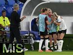 19.07.2025, UEFA Frauen-Europameisterschaft 2025 in der Schweiz. Viertelfinale, Frankreich - Deutschland, im St-Jakob-Park Basel (Schweiz). Kathrin Hendrich (Deutschland) regt sich ber ihre Rote Karte auf, Trainer Christian Wck (li, Deutschland) 