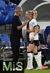 19.07.2025, UEFA Frauen-Europameisterschaft 2025 in der Schweiz. Viertelfinale, Frankreich - Deutschland, im St-Jakob-Park Basel (Schweiz). Kathrin Hendrich (Deutschland) regt sich ber ihre Rote Karte auf, Trainer Christian Wck (Deutschland) versucht zu trsten.