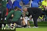 19.07.2025, UEFA Frauen-Europameisterschaft 2025 in der Schweiz. Viertelfinale, Frankreich - Deutschland, im St-Jakob-Park Basel (Schweiz). Trainer Christian Wck (Deutschland) spendet der Verletzen Sarai Linder (Deutschland) Trost