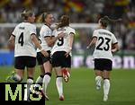 19.07.2025, UEFA Frauen-Europameisterschaft 2025 in der Schweiz. Viertelfinale, Frankreich - Deutschland, im St-Jakob-Park Basel (Schweiz). Sjoeke Nsken (Deutschland) wird aufgebaut 