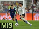 19.07.2025, UEFA Frauen-Europameisterschaft 2025 in der Schweiz. Viertelfinale, Frankreich - Deutschland, im St-Jakob-Park Basel (Schweiz). v.l. Sakina Karchaoui (Frankreich) gegen Giovanna Hoffmann (Deutschland) 
