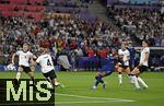 19.07.2025, UEFA Frauen-Europameisterschaft 2025 in der Schweiz. Viertelfinale, Frankreich - Deutschland, im St-Jakob-Park Basel (Schweiz). v.l. Sjoeke Nsken (Deutschland), Rebecca Knaak (Deutschland), Grace Geyoro (Frankreich)


,