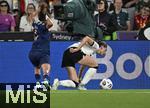 19.07.2025, UEFA Frauen-Europameisterschaft 2025 in der Schweiz. Viertelfinale, Frankreich - Deutschland, im St-Jakob-Park Basel (Schweiz).Jule Brand (Deutschland) kommt zu Fall von Selma Bacha (Frankreich) 