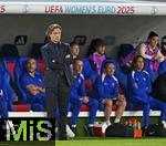 19.07.2025, UEFA Frauen-Europameisterschaft 2025 in der Schweiz. Viertelfinale, Frankreich - Deutschland, im St-Jakob-Park Basel (Schweiz). Trainer Laurent Bonadei (Frankreich) nachdenklich