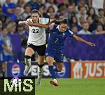 19.07.2025, UEFA Frauen-Europameisterschaft 2025 in der Schweiz. Viertelfinale, Frankreich - Deutschland, im St-Jakob-Park Basel (Schweiz). v.l. Jule Brand (Deutschland) gegen Sakina Karchaoui (Frankreich) 