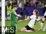 19.07.2025, UEFA Frauen-Europameisterschaft 2025 in der Schweiz. Viertelfinale, Frankreich - Deutschland, im St-Jakob-Park Basel (Schweiz). v.l. Torhterin Ann-Katrin Berger (Deutschland) und Sjoeke Nsken (Deutschland) jubelt..