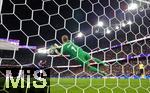 19.07.2025, UEFA Frauen-Europameisterschaft 2025 in der Schweiz. Viertelfinale, Frankreich - Deutschland, im St-Jakob-Park Basel (Schweiz).  Elfmeterschiessen, Torhterin Ann-Katrin Berger (Deutschland) pariert den Elfmeter voin 