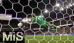 19.07.2025, UEFA Frauen-Europameisterschaft 2025 in der Schweiz. Viertelfinale, Frankreich - Deutschland, im St-Jakob-Park Basel (Schweiz).  Elfmeterschiessen, Torhterin Ann-Katrin Berger (Deutschland) pariert den ersten Elfmeter von Amel Majri (Frankreich) 