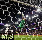 19.07.2025, UEFA Frauen-Europameisterschaft 2025 in der Schweiz. Viertelfinale, Frankreich - Deutschland, im St-Jakob-Park Basel (Schweiz). Glanztat von Torhterin Ann-Katrin Berger (Deutschland) bei einem Schuss von Melvine Malard (Frankreich)  
