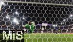 19.07.2025, UEFA Frauen-Europameisterschaft 2025 in der Schweiz. Viertelfinale, Frankreich - Deutschland, im St-Jakob-Park Basel (Schweiz). Glanztat von Torhterin Ann-Katrin Berger (Deutschland) bei einem Schuss von Melvine Malard (Frankreich)  
