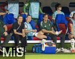 19.07.2025, UEFA Frauen-Europameisterschaft 2025 in der Schweiz. Viertelfinale, Frankreich - Deutschland, im St-Jakob-Park Basel (Schweiz). Sarai Linder (2.v.li, Deutschland) wird verletzt von Maiken Birnbaum (Physiotherapeutin) behandelt, 