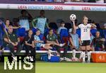 19.07.2025, UEFA Frauen-Europameisterschaft 2025 in der Schweiz. Viertelfinale, Frankreich - Deutschland, im St-Jakob-Park Basel (Schweiz). Sarai Linder (3.v.li, Deutschland) wird verletzt von Maiken Birnbaum (Physiotherapeutin) behandelt, re: Sophia Kleinherne (Deutschland) beim Einwurf.