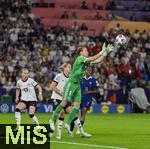 19.07.2025, UEFA Frauen-Europameisterschaft 2025 in der Schweiz. Viertelfinale, Frankreich - Deutschland, im St-Jakob-Park Basel (Schweiz). Torhterin Ann-Katrin Berger (Deutschland) hat den Ball.