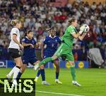19.07.2025, UEFA Frauen-Europameisterschaft 2025 in der Schweiz. Viertelfinale, Frankreich - Deutschland, im St-Jakob-Park Basel (Schweiz). Torhterin Ann-Katrin Berger (Deutschland) hat den Ball.