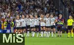 19.07.2025, UEFA Frauen-Europameisterschaft 2025 in der Schweiz. Viertelfinale, Frankreich - Deutschland, im St-Jakob-Park Basel (Schweiz). Hoffen und Bangen bei den deutschen Frauen beim Elfmeterschieen. v.li: Linda Dallmann (Deutschland), Sara Dbritz (Deutschland), Janina Minge  (Deutschland), Sophia Kleinherne (Deutschland), Selina Cerci (Deutschland), Klara Bhl (Deutschland), Rebecca Knaak (Deutschland), Sjoeke Nsken (Deutschland), Linienrichterin 