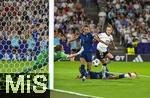 19.07.2025, UEFA Frauen-Europameisterschaft 2025 in der Schweiz. Viertelfinale, Frankreich - Deutschland, im St-Jakob-Park Basel (Schweiz).  li: Torhterin Ann-Katrin Berger (Deutschland) wehrt mit katzenartigem Sprung einen Ball vor Maelle Lakrar (Frankreich) ab