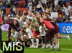 19.07.2025, UEFA Frauen-Europameisterschaft 2025 in der Schweiz. Viertelfinale, Frankreich - Deutschland, im St-Jakob-Park Basel (Schweiz). Frenetischer Schlussjubel nach dem Sieg nach Elfmeterschieen der deutschen Frauen. Zusammenstellen zu einem emotionalen Gruppenfoto..