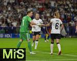 19.07.2025, UEFA Frauen-Europameisterschaft 2025 in der Schweiz. Viertelfinale, Frankreich - Deutschland, im St-Jakob-Park Basel (Schweiz). v.li: Torhterin Ann-Katrin Berger (Deutschland) und Janina Minge  (Deutschland) 
