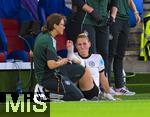 19.07.2025, UEFA Frauen-Europameisterschaft 2025 in der Schweiz. Viertelfinale, Frankreich - Deutschland, im St-Jakob-Park Basel (Schweiz). Sarai Linder (Deutschland) wird verletzt am Boden behandelt  